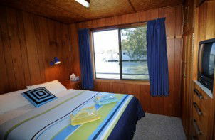 Moving Waters Self Contained Moored Houseboat - Accommodation Kalgoorlie 6