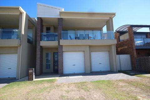 LJ Hooker Goolwa Holiday Rentals - 42 Underwood Avenue, Goolwa Beach - Accommodation Kalgoorlie 3
