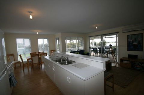 LJ Hooker Goolwa Holiday Rentals - 42 Underwood Avenue, Goolwa Beach - Accommodation Kalgoorlie 5