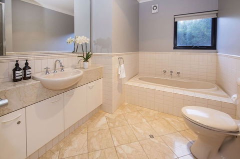 Top Of The Hill - Accommodation Kalgoorlie 8