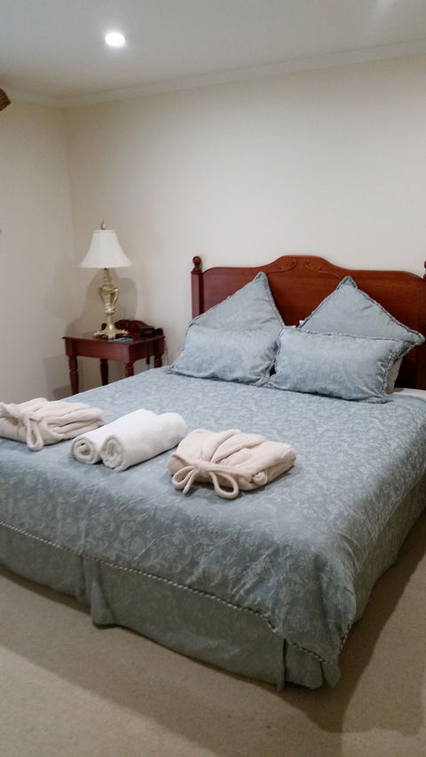 Carolynnes Cottages - Blue Wren Cottage - Accommodation Kalgoorlie 0