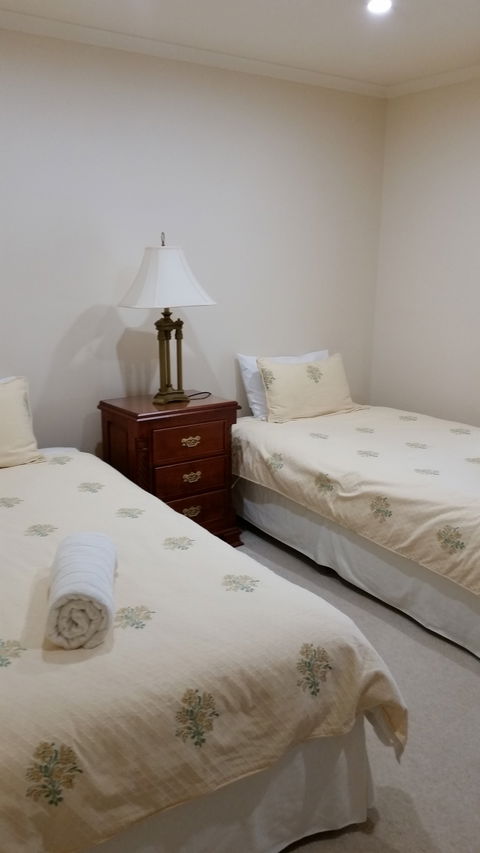 Carolynnes Cottages - Blue Wren Cottage - Accommodation Kalgoorlie 1