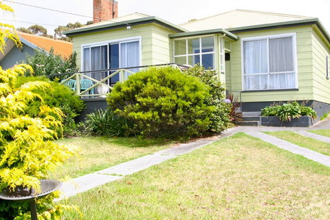 Lady Barron Holiday Home - Accommodation Kalgoorlie 0