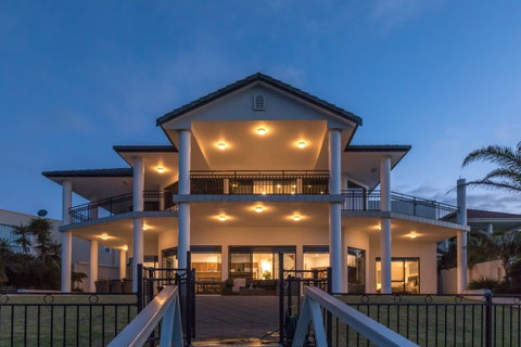 Port Lincoln Marina Luxury Escape - Accommodation Kalgoorlie 0