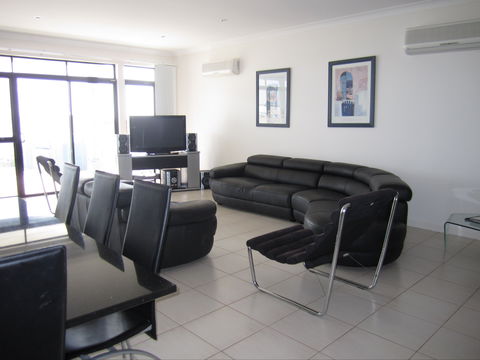 The Waterfront Dolphin - Accommodation Kalgoorlie 0