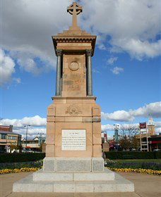 Warwick War Memorial And Gates - Accommodation Kalgoorlie 1