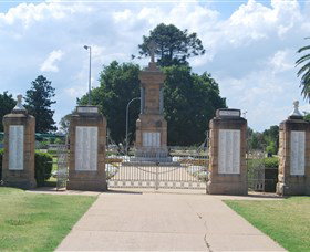 Warwick War Memorial And Gates - Accommodation Kalgoorlie 0