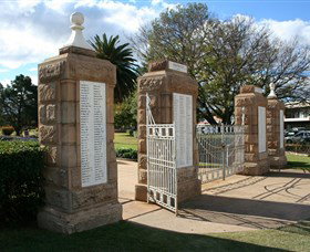 Warwick War Memorial And Gates - Accommodation Kalgoorlie 2