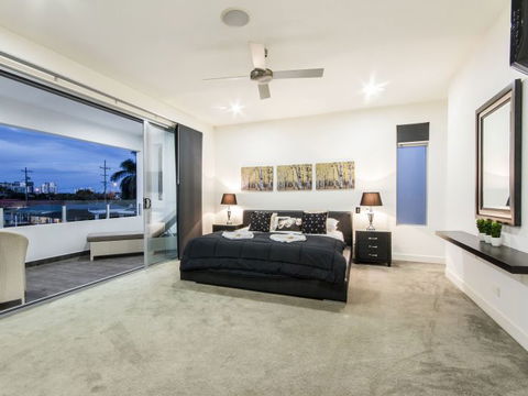 The Grand Broadbeach - Vogue Holiday Homes - Accommodation Kalgoorlie 1