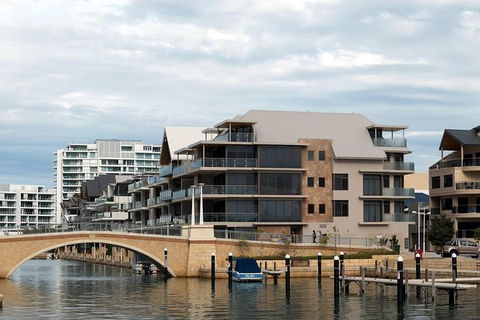 Full-Day Mandurah Dolphins, Chocolate & Fremantle Tour - Accommodation Kalgoorlie 1
