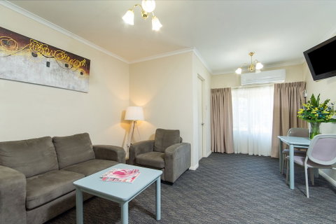 Adelaide Royal Coach - Accommodation Kalgoorlie 6