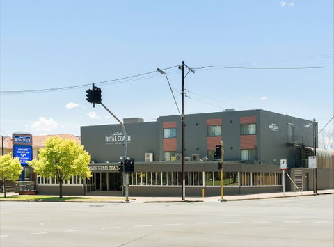 Adelaide Royal Coach - Accommodation Kalgoorlie 0