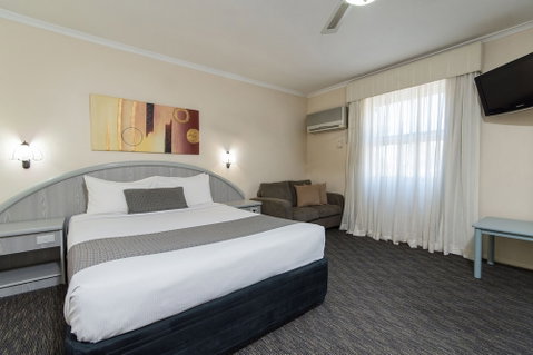 Adelaide Royal Coach - Accommodation Kalgoorlie 5