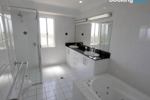 Blue Water Views 1 - Accommodation Kalgoorlie 5