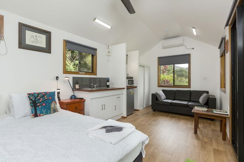 Mena Creek Flower House - Accommodation Kalgoorlie 5