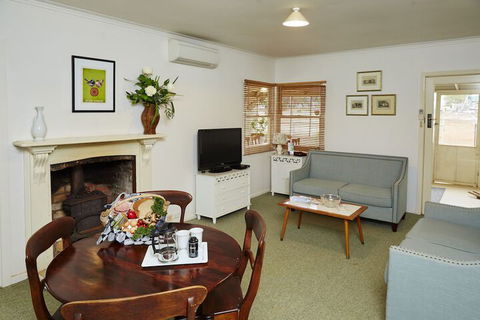 Lochinver Farm Homestead & Cottages - Accommodation Kalgoorlie 2