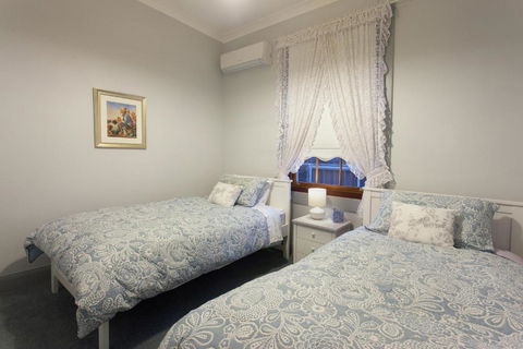 Rawsons Retreat Five Bedroom Home Walk CBD Includes Breakfast - Accommodation Kalgoorlie 2