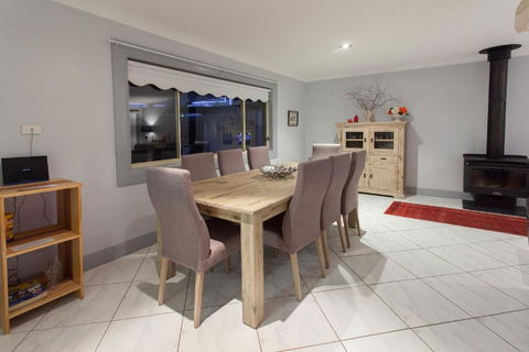 Rawsons Retreat Five Bedroom Home Walk CBD Includes Breakfast - Accommodation Kalgoorlie 6