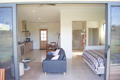 Manzanillo Grove Villa - Accommodation Kalgoorlie 1