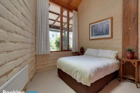 Tinderbox Cliff House - Accommodation Kalgoorlie 2