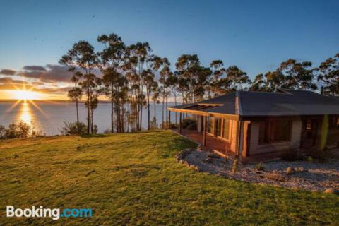 Tinderbox Cliff House - Accommodation Kalgoorlie 0