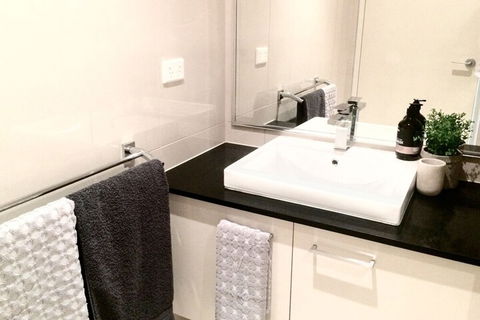 Darwin City Chic Apartment At The KUBE - Accommodation Kalgoorlie 5