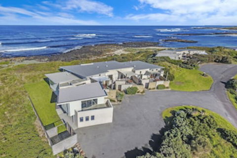 HEARNS BEACHSIDE VILLA 2 - Accommodation Kalgoorlie 0