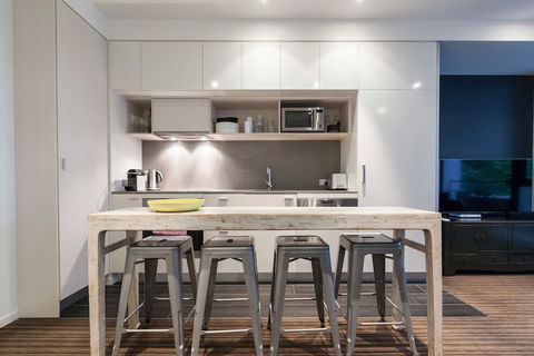 ZACH, 1BDR St.Kilda Apartment - Accommodation Kalgoorlie 3