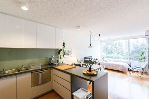 ISAAC, 1BDR South Melbourne Apartment - Accommodation Kalgoorlie 1