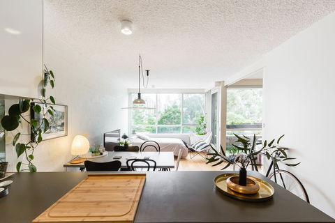 ISAAC, 1BDR South Melbourne Apartment - Accommodation Kalgoorlie 2