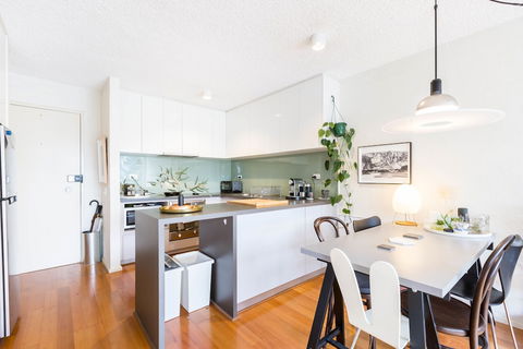ISAAC, 1BDR South Melbourne Apartment - Accommodation Kalgoorlie 5