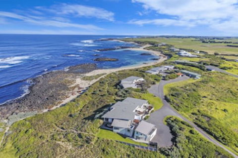 HEARNS BEACHSIDE VILLA 1 - Accommodation Kalgoorlie 0