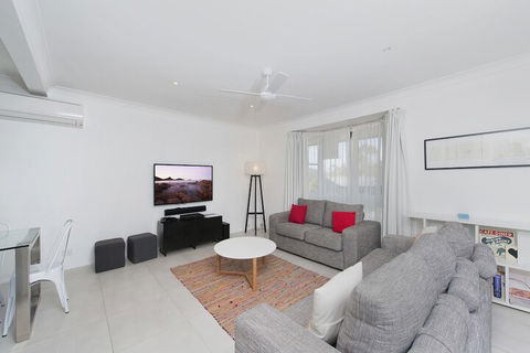 Ronald Avenue 101 Sea Behind The Trees - Accommodation Kalgoorlie 4