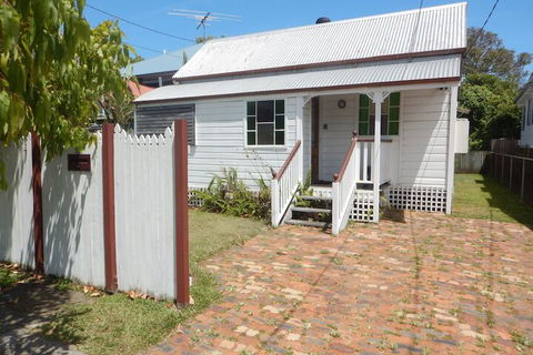 Charming, Private 3-Bedroom Cottage By The Bay - Accommodation Kalgoorlie 6