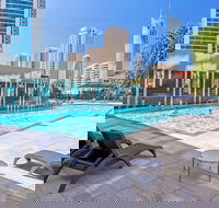 Sealuxe - Central Surfer Paradise Seaview Deluxe Spa Apartment - Accommodation Kalgoorlie