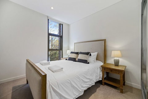 Walking To Darling Harbour Town Hall QVBICC - Accommodation Kalgoorlie 3