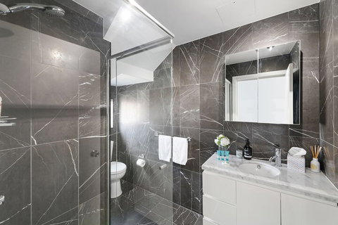 Darling Harbour Penthouse Views & Hot Tub - Accommodation Kalgoorlie 2