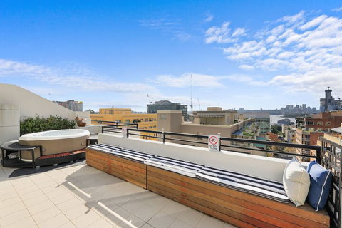 Darling Harbour Penthouse Views & Hot Tub - Accommodation Kalgoorlie 1