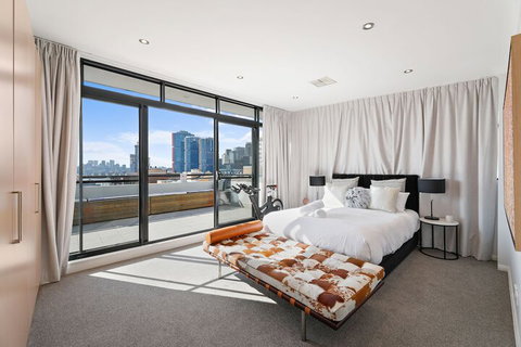 Darling Harbour Penthouse Views & Hot Tub - Accommodation Kalgoorlie 3