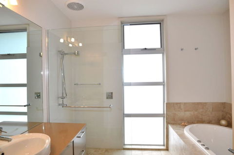 LA MER Centrally Located Free Wifi - Accommodation Kalgoorlie 6