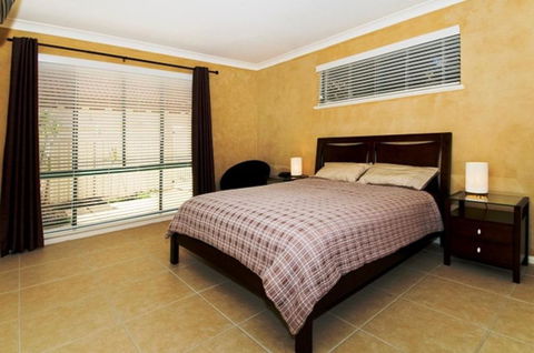Dolphins 2 7 Commodore Crescent - Accommodation Kalgoorlie 2