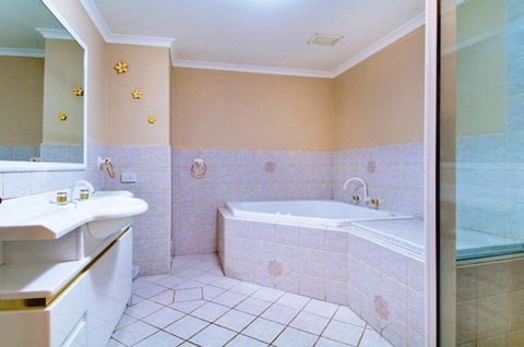 Dolphins 2 7 Commodore Crescent - Accommodation Kalgoorlie 1