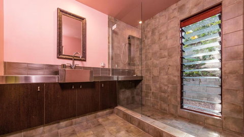 CELADON Holiday House - Accommodation Kalgoorlie 2