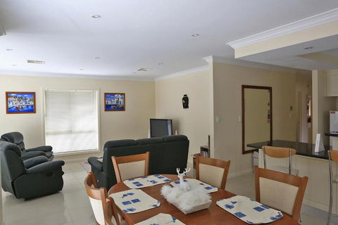 Marina Holiday Home - Accommodation Kalgoorlie 2