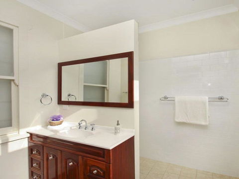 Robin Hill Manor Rambling Retreat & Tennis Court - Accommodation Kalgoorlie 4