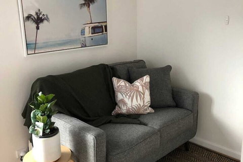 Sun-drenched 1 Bed Studio Apartment In Newtown - Accommodation Kalgoorlie 3