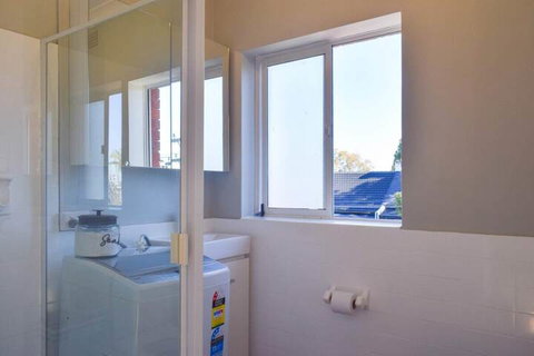 Sun-drenched 1 Bed Studio Apartment In Newtown - Accommodation Kalgoorlie 2
