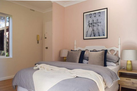 Sun-drenched 1 Bed Studio Apartment In Newtown - Accommodation Kalgoorlie 1