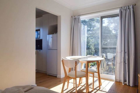 Sun-drenched 1 Bed Studio Apartment In Newtown - Accommodation Kalgoorlie 4