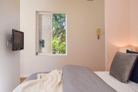 Sun-drenched 1 Bed Studio Apartment In Newtown - Accommodation Kalgoorlie 5
